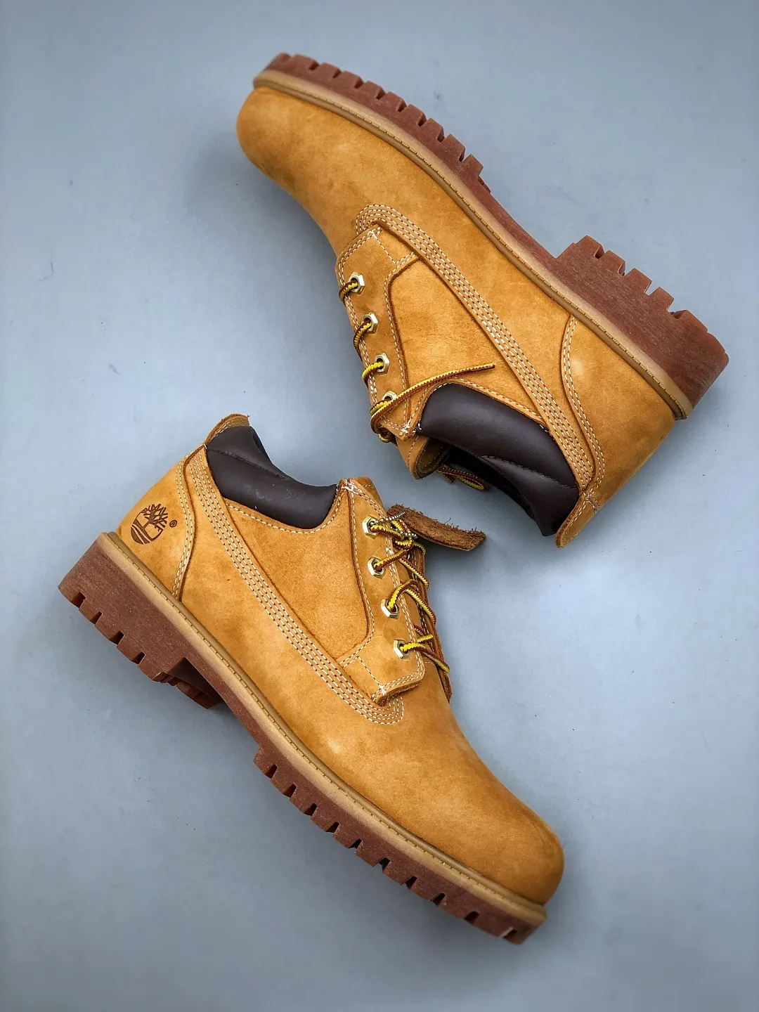 Local pick-up 💰560 supports store release and returns in season. The world's leading outdoor brand Timberland/Timberland Men's Classic Oxford Waterproof Boots men's low-top waterproof desert workwear casual Martin low boots Size: Men/39.5 40 41 42 43 44 (leather shoe size: one size larger than sports shoes!) Original hardware molded shoelace buckle New upgrade of top-notch craftsmanship Original factory in Zhongshan. Original imported waterproof leather. Injection-molded outsole. Dynamic water-repellent when folded horizontally. Original uniform full frosted leather collar. Full cow lining. Brand new original packaging shoe box. Exclusive supply in the market.